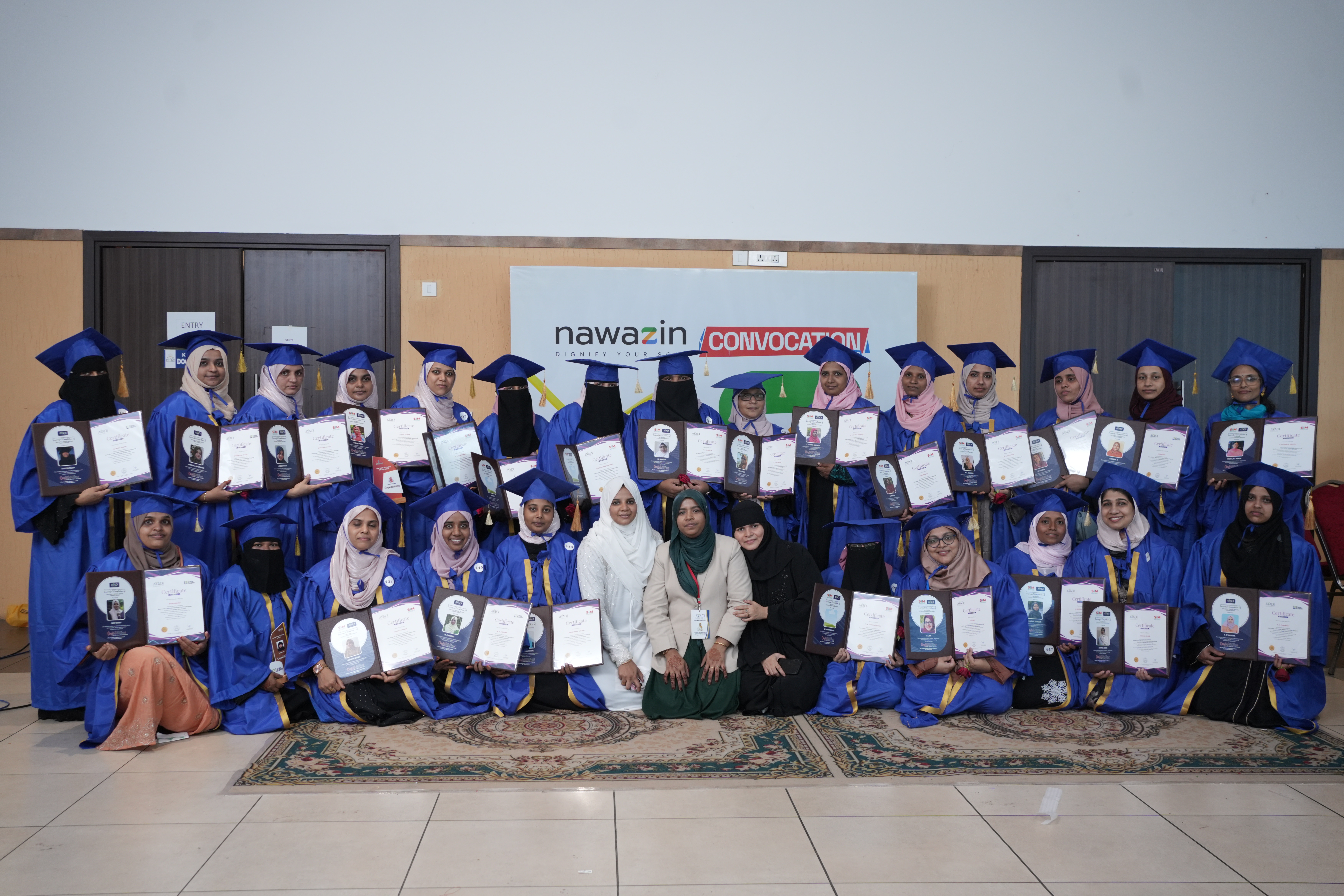 Graduates and mentors group photo